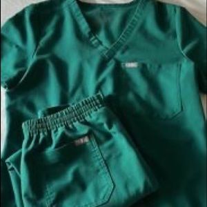FIGS hunter green scrub set Women’s small